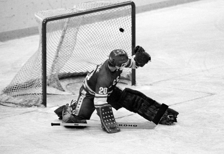 HISTORISK. Målmand Vladislav Tretiak måtte se sig passeret flere gange i OLkampen mod USA i 1980. I dag er han præsident for russisk ishockey. 