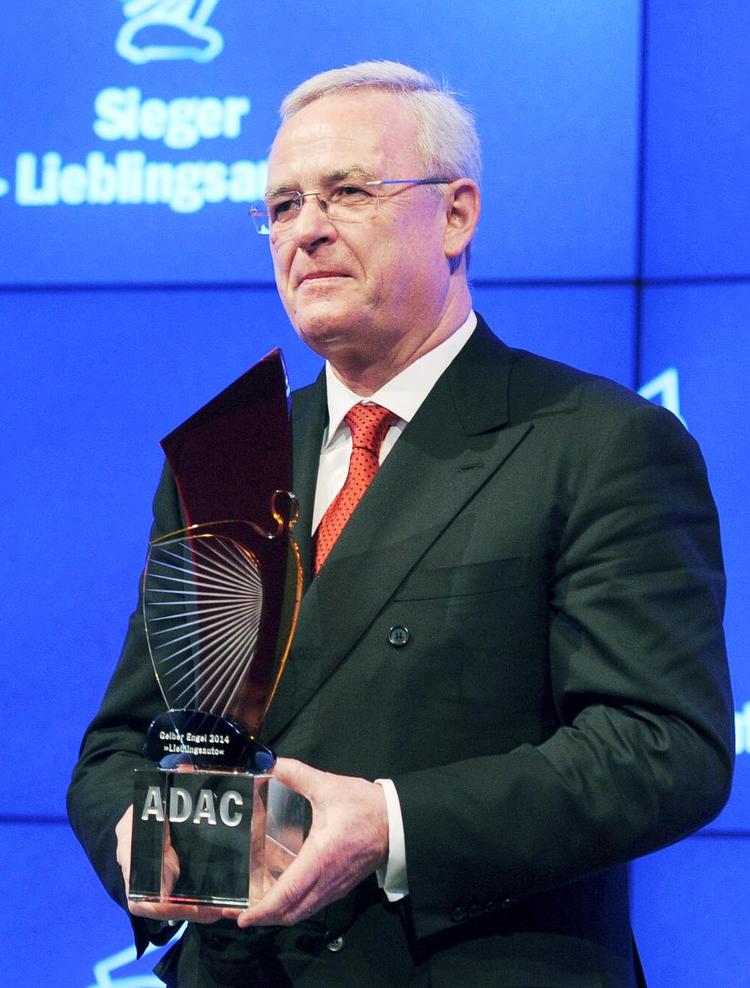 Retur. I januar modtog Martin Winterkorn, VW-koncernchef, beviset på, at VW Golf var kåret som tyskernes yndlingsbil. Resultatet var fusk, og VW har siden returneret alle ADAC-priser. 