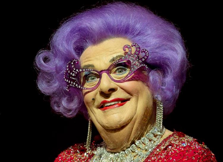 <cutline_leadin>Glamour.</cutline_leadin> Dame Ednas imponerende dobbelthage er ifølge damen selv lavet af en brasiliansk plastikkirurg. Han havde Elizabeh Taylors 'love handles' i fryseren. Man kan muligvis ane aftrykket af Richard Burtons fingernegle. <fotograf>Foto: Joel Ryan</fotograf> 