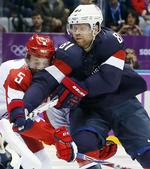 AV. Ilya Nikulin (tv) bliver kvast af USA's Phil Kessel. 