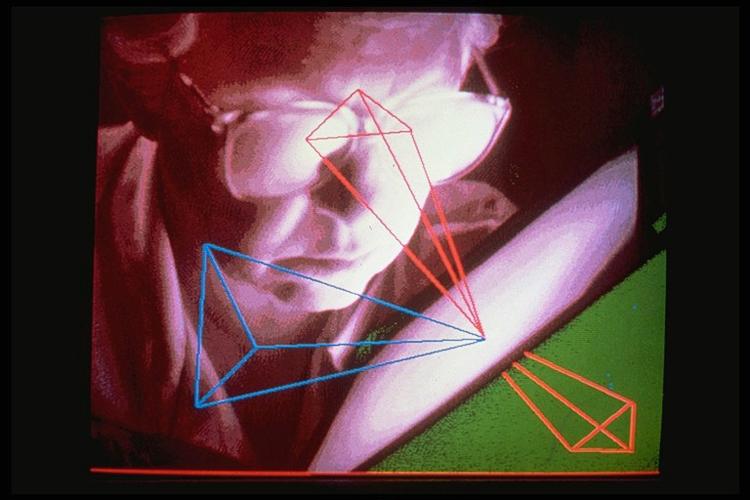 <cutline_leadin>Pilfinger.</cutline_leadin> Hvis man piller ved en farvekopimaskine uden låg og lader loftslampen være tændt, stråler blomsterne fra en anden verden. Og med software fra 1984 kan man lave selvportrætter, der er så foruroligende, at Sonia Landy Sheridan måtte fjerne det fra sit plejehjem, fordi det skræmte de andre beboere. <fotograf>Foto: Katinka Hustad og La fondation Daniel Langlois</fotograf> 