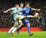 Manchester City's Pablo Zabaleta slås for bolden mod Chelsea's  Nemanja Matic .Duel. 