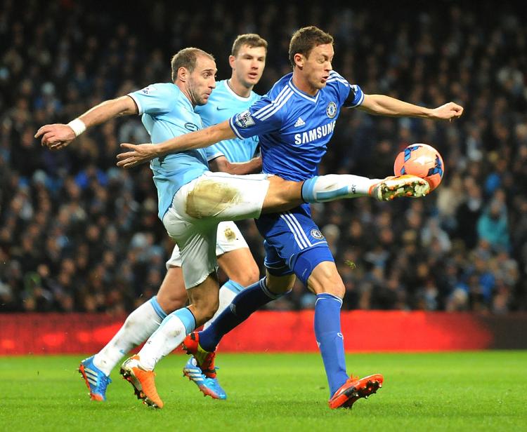 Manchester City's Pablo Zabaleta slås for bolden mod Chelsea's  Nemanja Matic .Duel. 