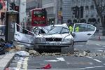 Stormoffer. En taxachaffør blev dræbt  i London, da stormen fik dele af en bygning til at falde sammen. 