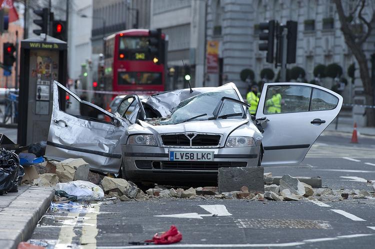 Stormoffer. En taxachaffør blev dræbt  i London, da stormen fik dele af en bygning til at falde sammen. 