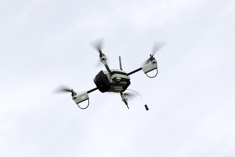 Luftfartøj. I Frankrig skal man modtage undervisning for at få lov til at betjene en drone. 