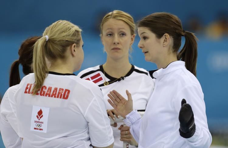 SHHHHHH. Fortæl endelig ikke Lene Nielsen (th), Helle Simonsen og Jeanette Ellegaard (tv.), at de stadig har en teoretisk semifinalechance. 