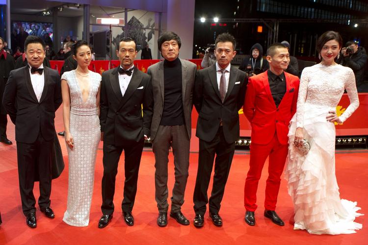 Skuespillerne Wang Jingchun, Gwei Lun Mei, Liao Fan, instruktør Diao Yinan og skuespillerne Wang Xuebing, Yu Ailei og Ni Jingyang poserer for fotograferne i anledning af filmne' Black Coal, Thun Ice'. 