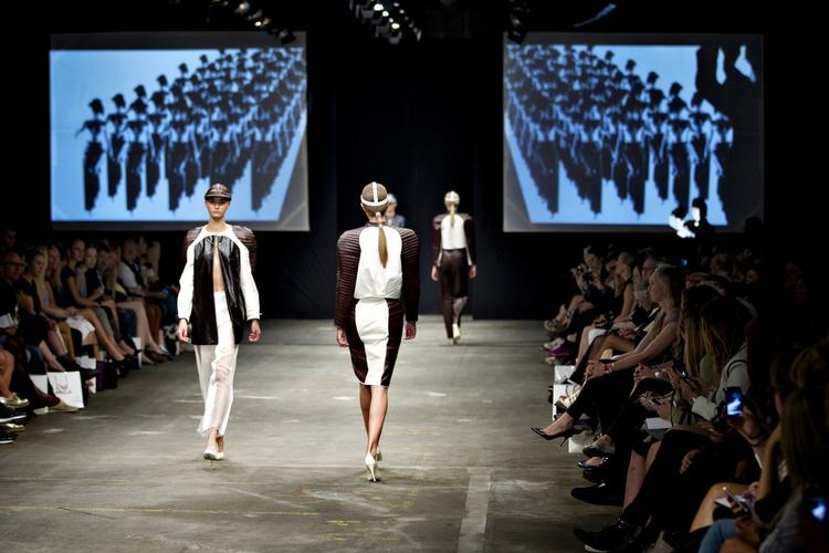 Mode. Modeller poserer på catwalken under et modeshow i modeugen Copenhagen Fashion Week. 