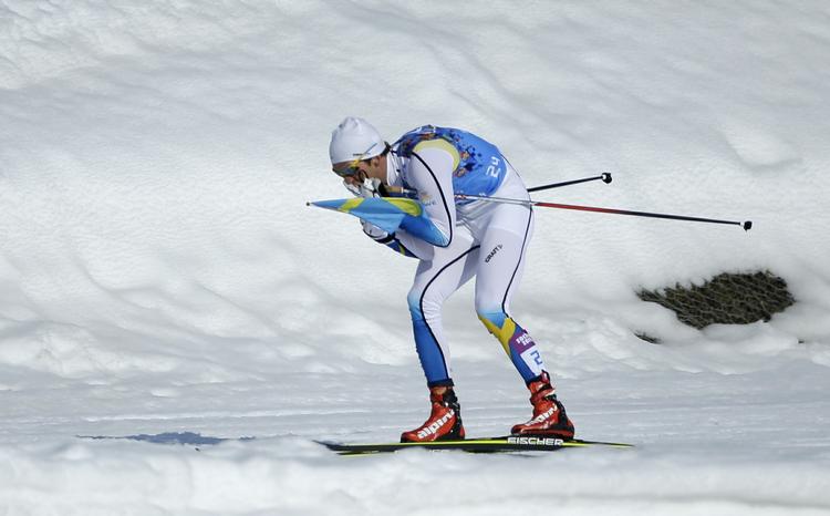 GULD. Der var overskud til at tage et flag med på opløbsstrækningen, så Marcus Hellner kunne fejre Sveriges stafetsejr på behørig vis. 