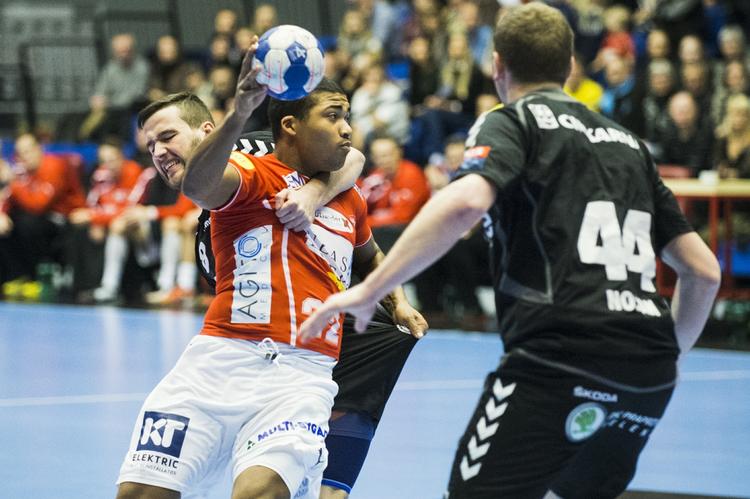 FORGÆVES. Et nederlag på fem mål blev det til for Mads Mensah Larsen og Aalborg. 