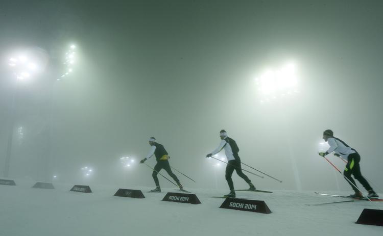 TÅGET. I disse forhold var det for svært for skiskytterne at se målskiverne. Så de prøver i morgen i stedet for. 