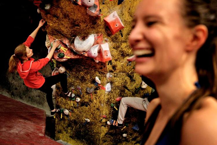 Klatremus. Hos Copenhagen Boulders kan man tag et intro-kursus, hvor man lærer de basale klatreteknikker. Det foregår uden reb og sikkerhedsudstyr, men med tykke madrasser på jorden. 