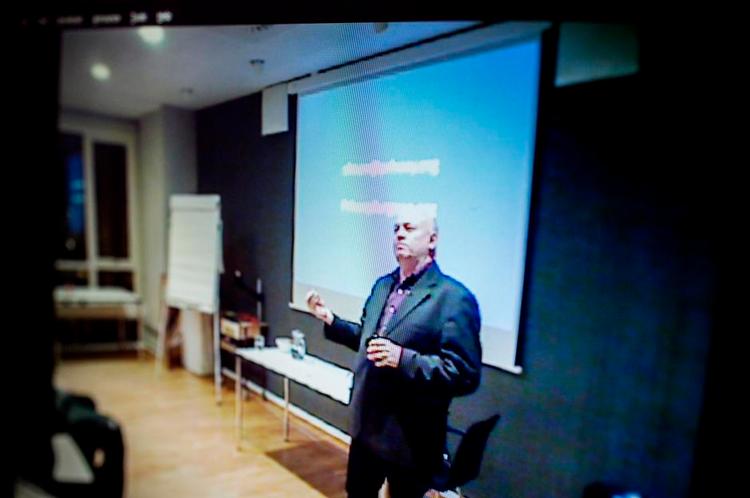 Monitorering. Oplægsholderen, den britiske borgerrettighedsforkæmper Simon Davies, som han så ud på computerskærmene ude hos dem, der ikke kunne være til arrangementet hos Prosa, men måtte se det livestreamet på YouTube. 