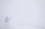 OL. Tågen indhyller banen, hvor skiskydning ved OL er udskudt. 