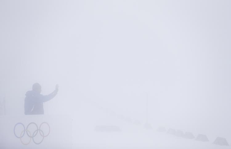 OL. Tågen indhyller banen, hvor skiskydning ved OL er udskudt. 