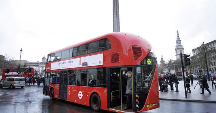 Jubilæum. Nyeste generation af Londons dobbeltdækkerbus runder Trafalgar Square. 