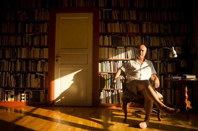 Nørd. Sidste år kom Fredrik Sjöbergs 'Fluefælden' på dansk. Her fabulerer<240> insektnørden Sjöberg over insektforskeren Malaises historie. Helt så nørdet er historien om akvarelmaleren Gunnar Widforss ikke - til gengæld myldrer bogen med beretninger om alt fra nationalparker og fugle til våbenhandlere og mineraler. 