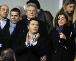 Italien. Tidligere borgmester i Firennze, Matteo Renzi, skal forsøge at danne ny italiensk regering. Her er han til kamp med sit yndlingshold, Fiorentina. 