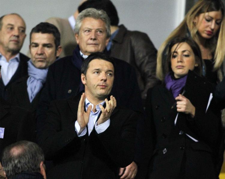 Italien. Tidligere borgmester i Firennze, Matteo Renzi, skal forsøge at danne ny italiensk regering. Her er han til kamp med sit yndlingshold, Fiorentina. 