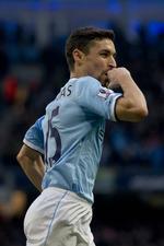 stormøde. Jesus Navas jubler efter at have scoret for Manchester City i kampen mod Cardiff. 