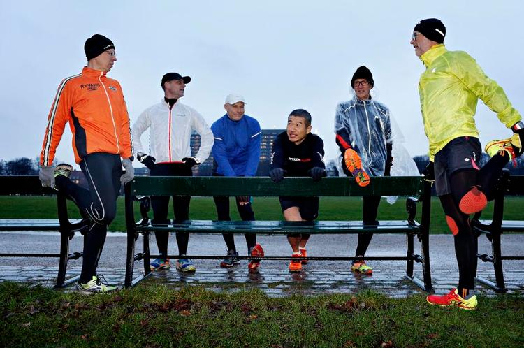 SAMMENHOLD. Vejen om Ironman er lang, men behøver ikke også at være ensom. Holdet mødes til Parkrun i Fælledparken. Fra venstre er det Kim Vognsen, Kresten Mandøe, Søren Selck, Sukil Fernando, Knud Hyltoft og Jakob Gunnløgsson. 