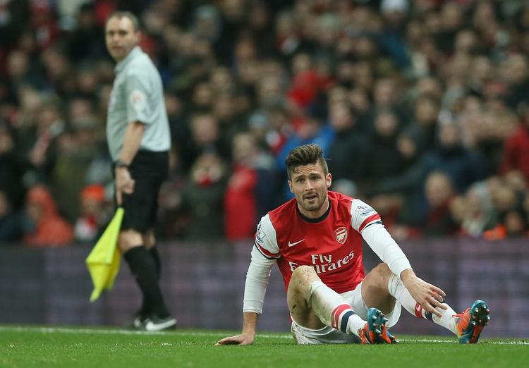 straf. Oliver Giroud er kommet i mediemøllen i England efter et natligt møde med en kendt model få timer før en kamp for Arsenal. 