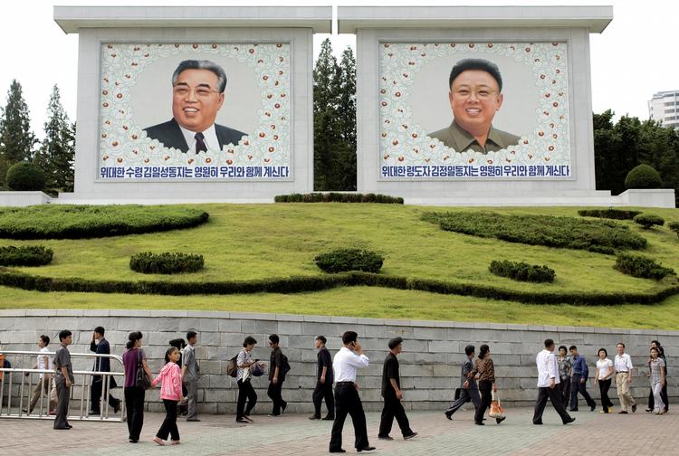 Nordkorea. Styret i Nordkorea fordømmes i ny FN-rapport. I den nordkoranske hovedstad, Pyongyang, er De Store Ledere afbildet overalt. Til venstre Den Store Leder, Kim Il-Sung, til højre Den Kære Leder Kim Jong-il. 