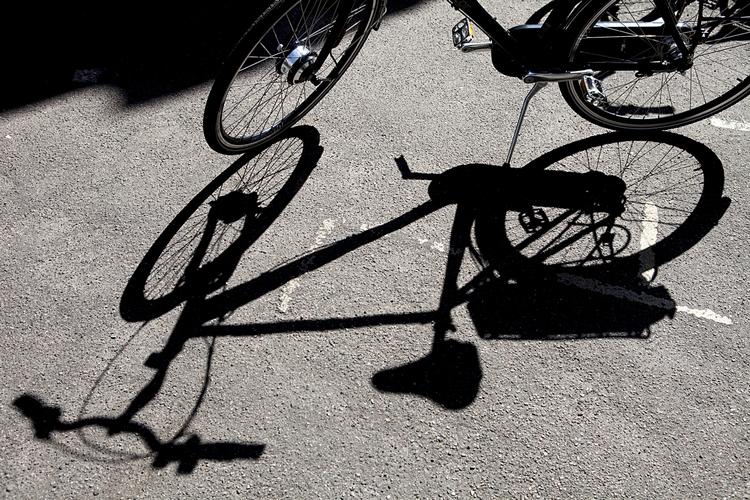 Ustyrligt. I Vejdirektoratets årsrapport om dødsulykker i trafikken fra januar, anføres det, at elcyklerne fortsætter med at trække, selvom man stopper med at træde i pedalerne, og at det kan være en årsag til den store repræsentation i statistikken. 