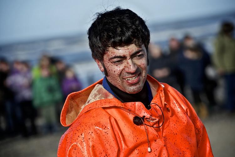 Punktering. Konservatorer fra Statens Naturhistoriske Museum ankom i dag til  Henne Strand nord for Esbjerg, hvor to kaskelothvaler er skyllet i land. De store dyr skal skeletteres, men inden forskerne når så langt, skal gasserne i de rådnende dyr lempes ud for at undgå en større eksplosion. - Foto: 