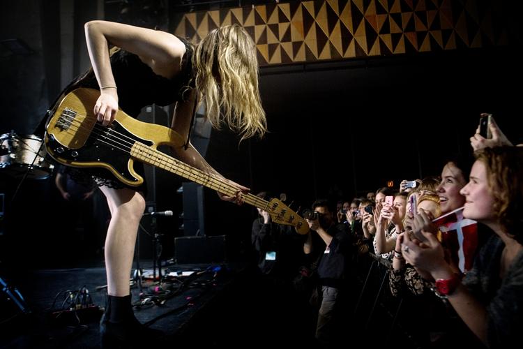 Populært. Store Vega var proppet til sidste plads, da de tre Haim-søstre fyrede den af søndag aften. 