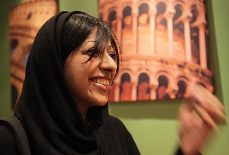 Løsladt. Den dansk-bahrainske aktivist Zainab al-Khawaja smiler på en café i Abu Saiba vest for Bahrains hovedstad Manama, efter sin løsladelse. 