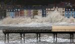 Storm. Bølger rammer promenaden i Aberystwyth, Wales. 