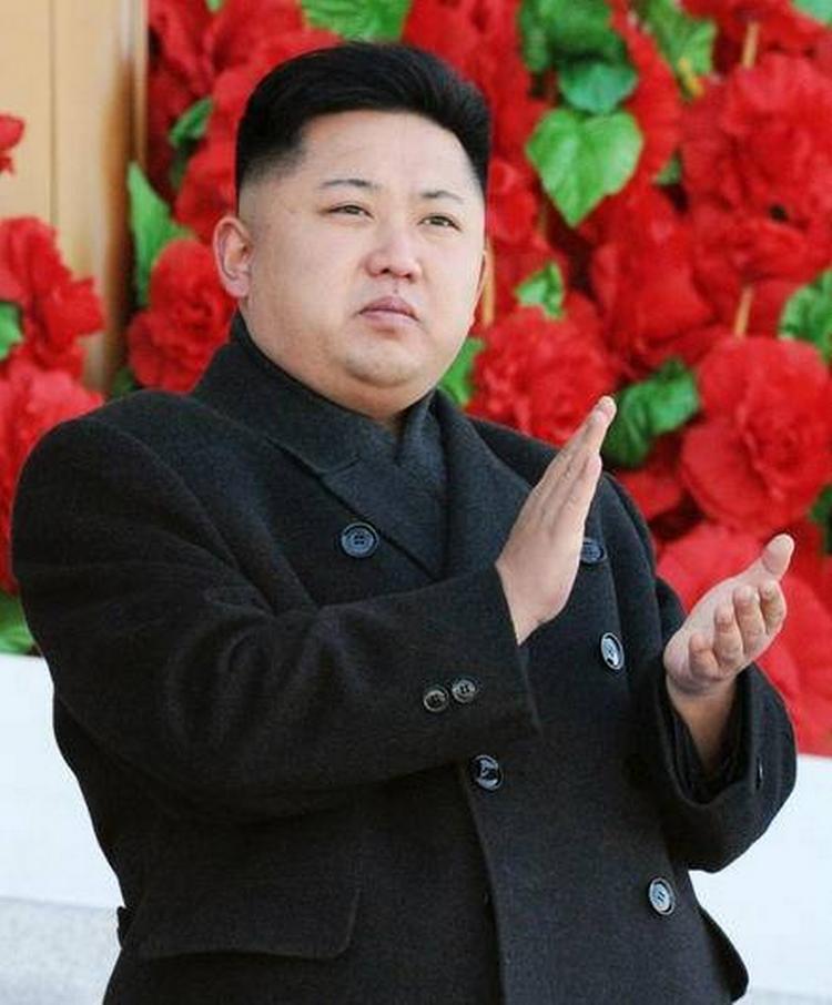 Statsleder. Kim Jong-un klapper under en militærparade til ære for sin fader og forgænger, Kim Jong-il, som døde i december 2011. 