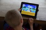 Digital. Ni ud af 10 børn under syv år bruger digitale medier som tablets eller smartphones hjemme. Hele 78 procent af børnene under tre år er digitale. Det viser en undersøgelse. - Foto: 