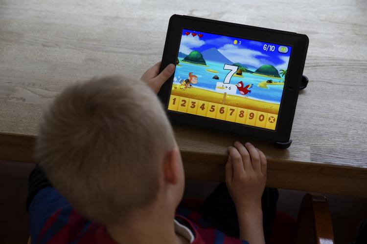 Digital. Ni ud af 10 børn under syv år bruger digitale medier som tablets eller smartphones hjemme. Hele 78 procent af børnene under tre år er digitale. Det viser en undersøgelse. - Foto: 