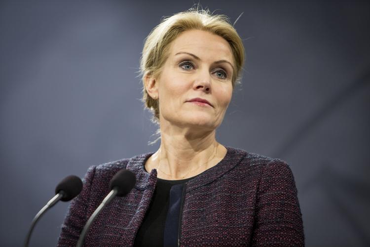 Hemmelig. Ifølge den anonyme forfatter er partiet meget topstyret af formanden, statsminister Helle Thorning-Schmidt, og, som der står, hendes livlæge, finansminister Bjarne Corydon, mens folketingsgruppens tre kaffeklubber indbyrdes kæmper for at få de bedste magtlunser til netop deres fraktion. 