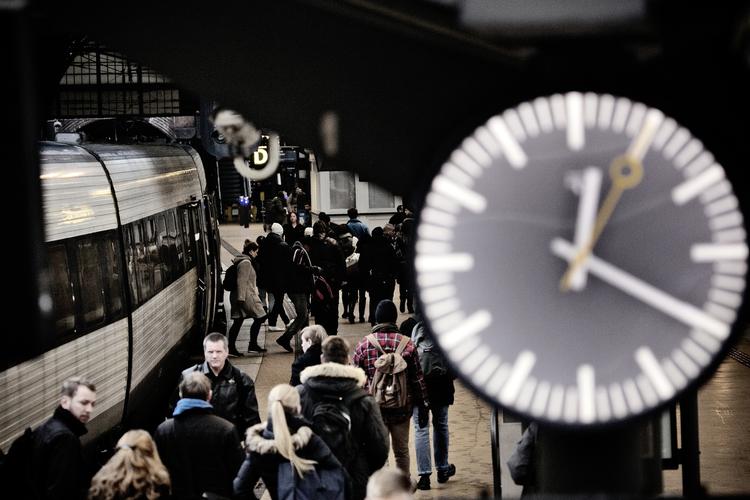 Ved årsskiftet udløber transportministeriets kontrakt med DSB, og den skal som udgangspunkt genforhandles. Blandt regeringens krav er, at et tog skal bogføres som forsinket, hvis det er mere end tre minutter forsinket. 