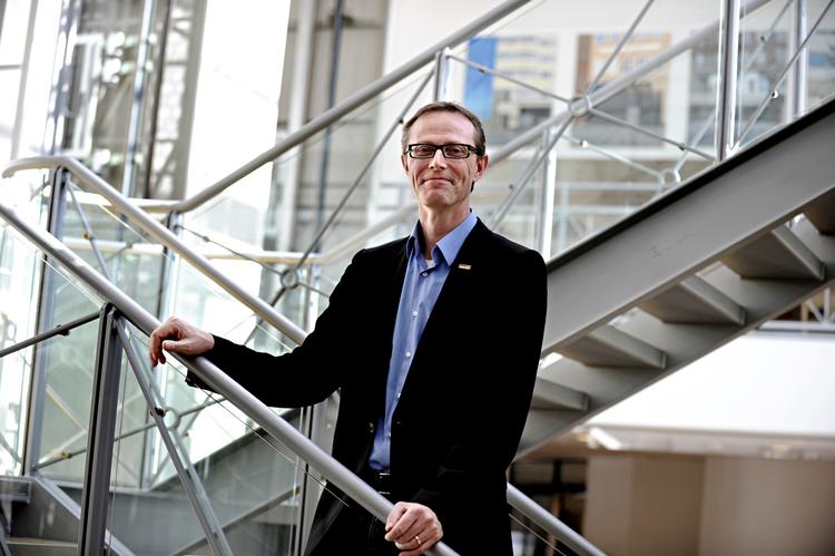 strejkevarsel. Formanden for Finansforbundet, Kent Petersen, afleverede i morges første strejkevarsel, som betyder, at en strejke på bank- og realkreditområdet kan bryde ud fra 1. april. 