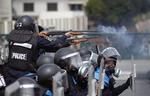Skud. Politistyrker har været på gaden i stor stil det seneste døgn i Bangkok. Mere end 100 er blevet anholdt, 1 politimand er dræbt, mens omkring 50 personer er såret. 