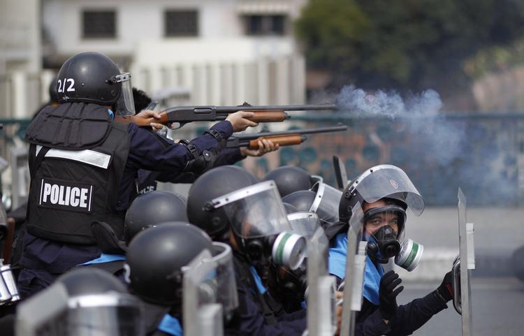 Skud. Politistyrker har været på gaden i stor stil det seneste døgn i Bangkok. Mere end 100 er blevet anholdt, 1 politimand er dræbt, mens omkring 50 personer er såret. 