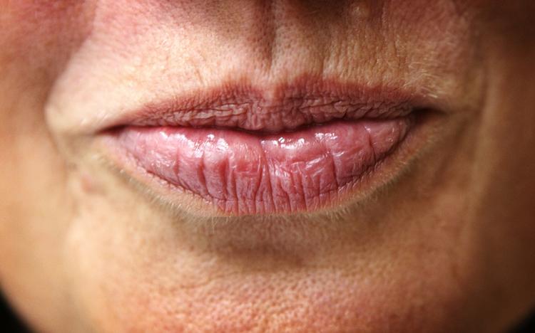 Stemmemode. Særligt de amerikanske kendisser dyrker knirket på stemmen, og nu begynder stadig flere danske piger også at knirke. 