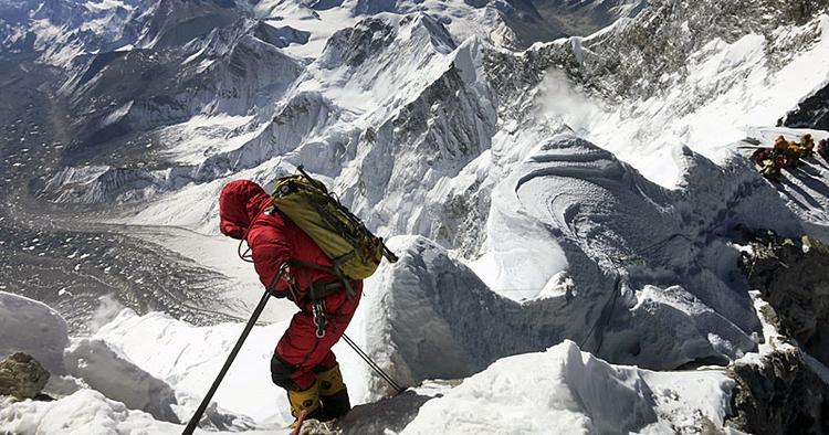 Bjergtaget. Over 4.000 mennesker har besteget Mount Everest siden 1953. Flere end 250 er omkommet. 