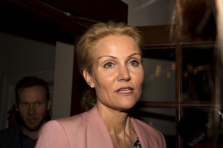 S-muldvarp. På vej til S-gruppemøde må Helle Thorning-Schmidt svare om spørgsmpl om 'Den Hemmelige Socialdemokrat'. 