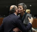 krammer. Margrethe Vestager giver sin spanske kollega, Luis de Guindos, en krammer ved et tidligere EU-møde. Nu skal de  mødes igen for at formidle den gode stemning til medlemmerne af EU-parlamentet. 