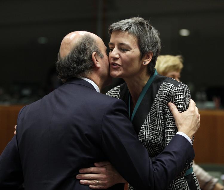 krammer. Margrethe Vestager giver sin spanske kollega, Luis de Guindos, en krammer ved et tidligere EU-møde. Nu skal de  mødes igen for at formidle den gode stemning til medlemmerne af EU-parlamentet. 