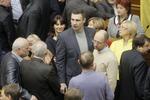 opposition. Oppositionsleder Vitali Klitschko (i midten) appellerer nu til, at præsidenten trækker sine betjente fra gaden, så en fredelig løsning på krisen i Ukraine kan komme i stand. 