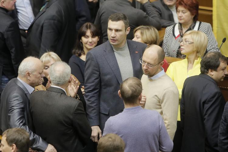 opposition. Oppositionsleder Vitali Klitschko (i midten) appellerer nu til, at præsidenten trækker sine betjente fra gaden, så en fredelig løsning på krisen i Ukraine kan komme i stand. 