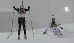 AFGØRELSEN. Mens Emil Hegle Svendsen (tv.) jubler over sejren, er Martin Fourcade tæt på at snyde nordmanden med et sidste kraftanstrengelse. 