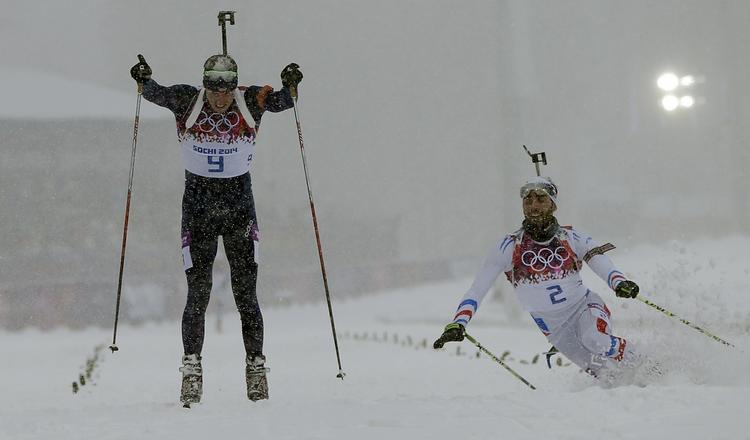 AFGØRELSEN. Mens Emil Hegle Svendsen (tv.) jubler over sejren, er Martin Fourcade tæt på at snyde nordmanden med et sidste kraftanstrengelse. 